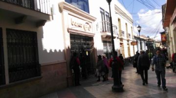 Las puertas de los bancos están cerradas.