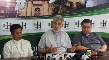 El arzobispo de Santa Cruz, Monseñor Sergio Gualberti, en conferencia de prensa.