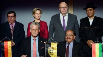 Representantes de Bolivia y Alemania tras la firma del acuerdo en Alemania en diciembre de 2018.