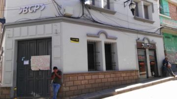 Las puertas de los bancos están cerradas.