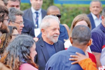  El expresidente brasileño Luiz Inácio Lula da Silva (c), sale de la cárcel donde cumplía una condena.