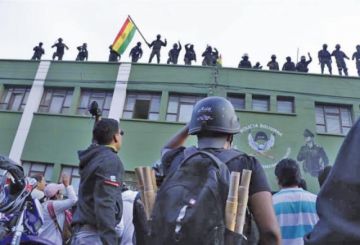 A un inició, efectivos policiales de tres unidades se amotinaron en Cochabamba tras varios días de conflicto.