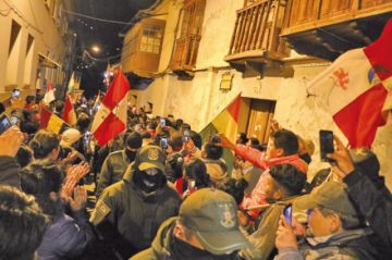 Policías y la población potosina..