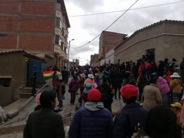 Las personas están en el lugar.