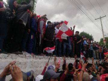 El alcalde tras firmar su renuncia en una bandera potosina.