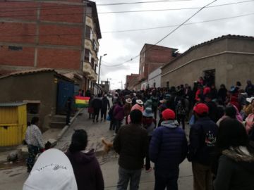 Las personas están en el lugar.