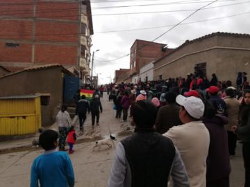 Las personas están en el lugar.