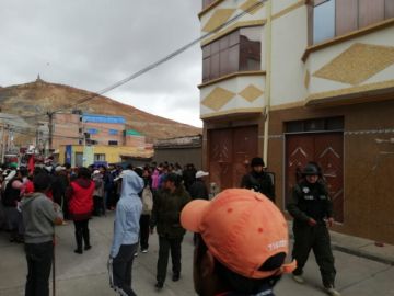 Las personas están en el lugar.