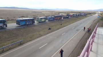 La larga caravana más allá del Puente Vilque. FOTO: VLADIMIR EQUICE