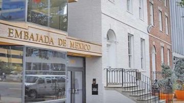 El frontis de la embajada en La Paz.