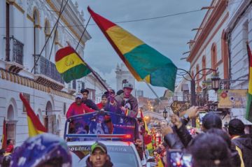 En Sucre la gente salió a festejar la renuncia del presidente.