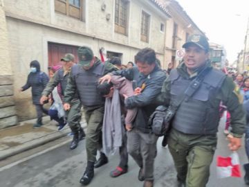 Policías y civiles rescatan a Marco Borda.