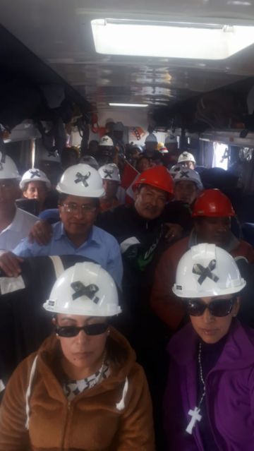 Comitiva de los maestros urbanos parte de la caravana potosina.