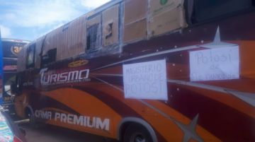 Comitiva de los maestros urbanos parte de la caravana potosina.