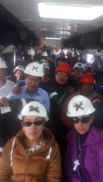Comitiva de los maestros urbanos parte de la caravana potosina.