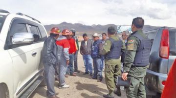 Los efectivos llegan para ayudar a los mineros.