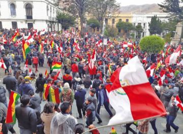 La población cantó y bailó en las calles y la plaza central en un día especial por el aniversario cívico.