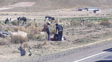 Comparten donaciones con comunarios que están en la ruta.