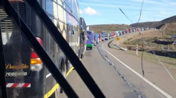 El gusano metálico de buses retornó a Oruro.