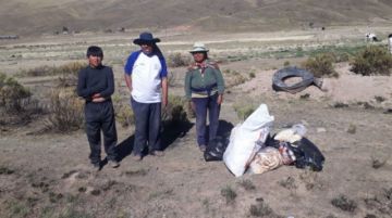 Comparten donaciones con comunarios que están en la ruta.