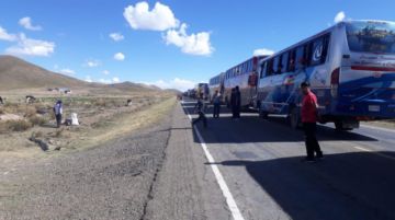 Comparten donaciones con comunarios que están en la ruta.