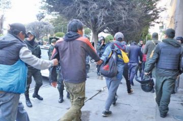 En fila fueron ingresados a dependencias policiales.