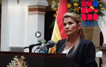 La presidenta transitoria Jeanine Añez en conferencia de prensa