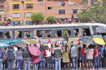 Un bus sin vidrios ingresa a la avenida Tinku. 