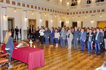 La presidenta Jeanine Añez posesionó a dos mujeres y nueve hombres que asumen los cargos ministeriales.