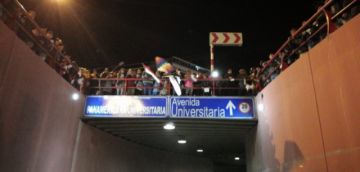 La gente los recibe con pañuelos blancos.