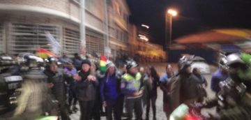 La gente los recibe con pañuelos blancos.