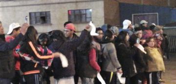 La gente los recibe con pañuelos blancos.