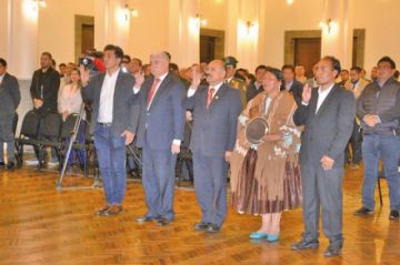 Miltón Navarro fue posesionado anoche como ministro de Deportes. (De izq a der, el último)