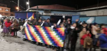 La gente los recibe con pañuelos blancos.