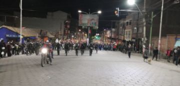 La gente los recibe con pañuelos blancos.