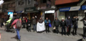 La gente los recibe con pañuelos blancos.