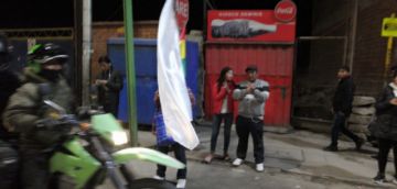 La gente los recibe con pañuelos blancos.