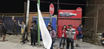 La gente los recibe con pañuelos blancos.