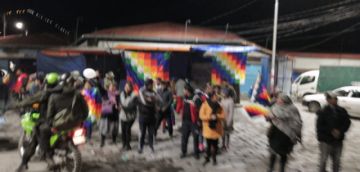 La gente los recibe con pañuelos blancos.