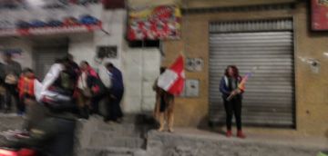 La gente los recibe con pañuelos blancos.