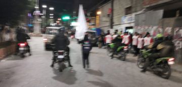 La gente los recibe con pañuelos blancos.