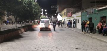 La gente los recibe con pañuelos blancos.