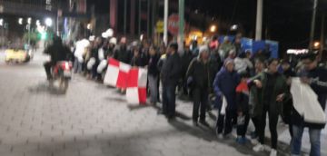 La gente los recibe con pañuelos blancos.