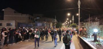 La gente los recibe con pañuelos blancos.