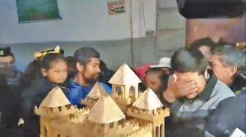 El líder de Adepcoa entre lágrimas le entregó el regalo a su pequeña.