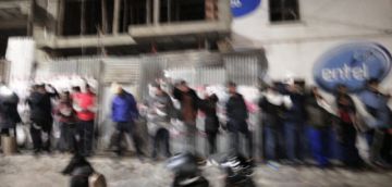La gente los recibe con pañuelos blancos.