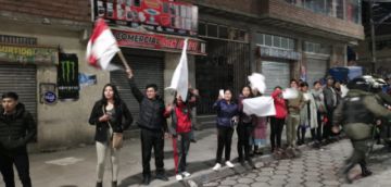 La gente los recibe con pañuelos blancos.
