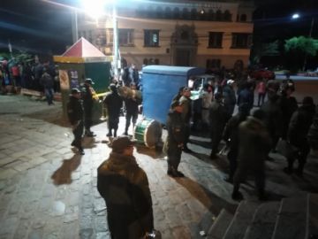 La gente los recibe con pañuelos blancos.