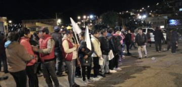 La gente los recibe con pañuelos blancos.