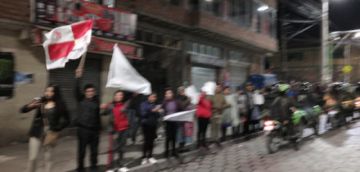 La gente los recibe con pañuelos blancos.